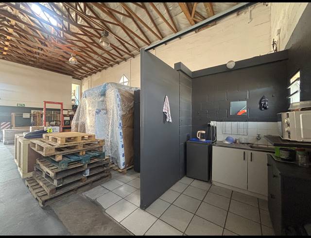 202M² WAREHOUSE TO LET IN AIRPORT INDUSTRIA